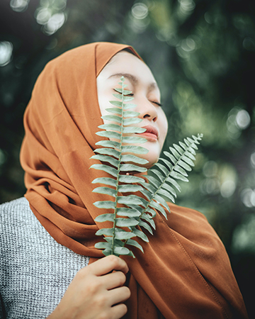 portrait-jeune-femme-asie-foulard-nature